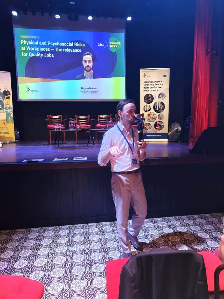 Spreker presenteert tijdens workshop over risico's op werkvloer.