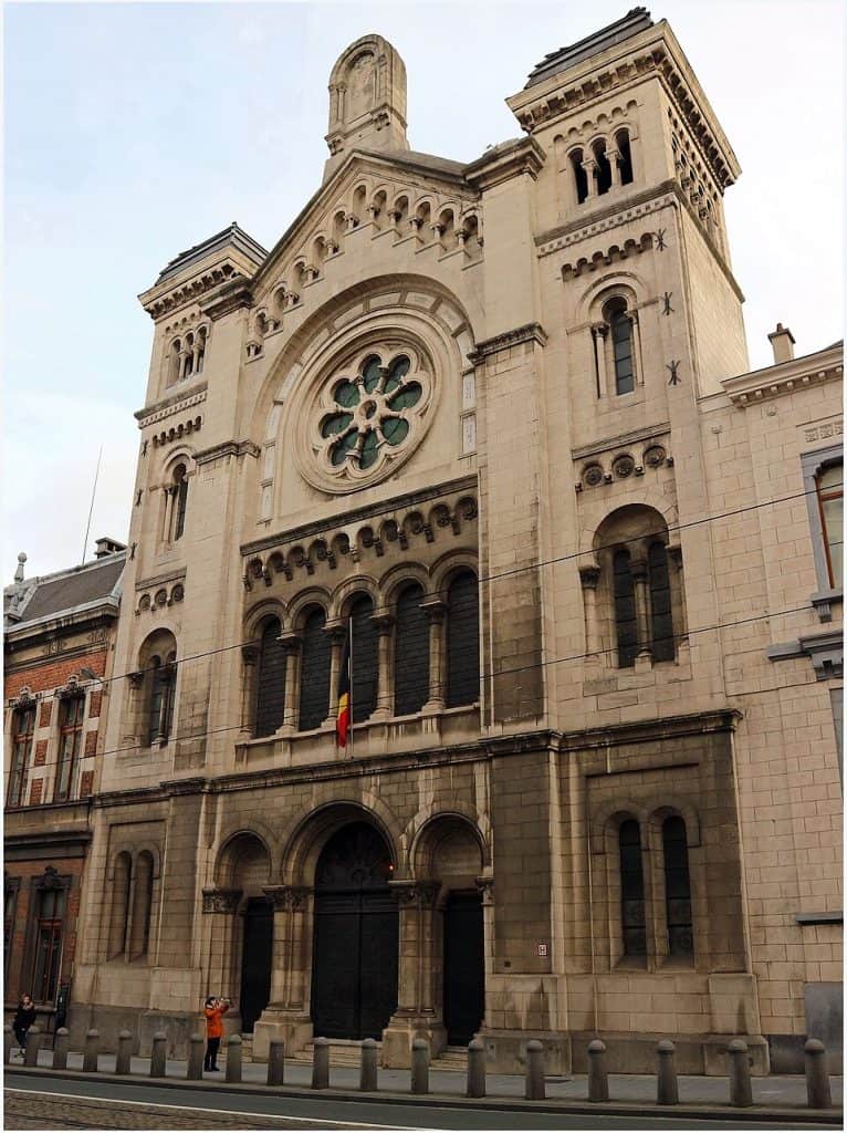 Gotische kathedraal met roosvenster en torens in Brussel.