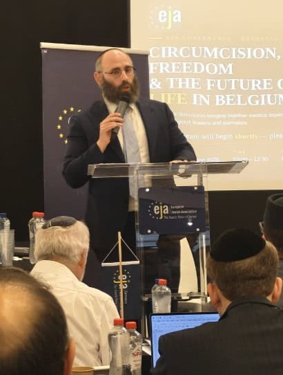 Spreker tijdens EJA-conferentie over religieuze vrijheid en besnijdenis in België.
