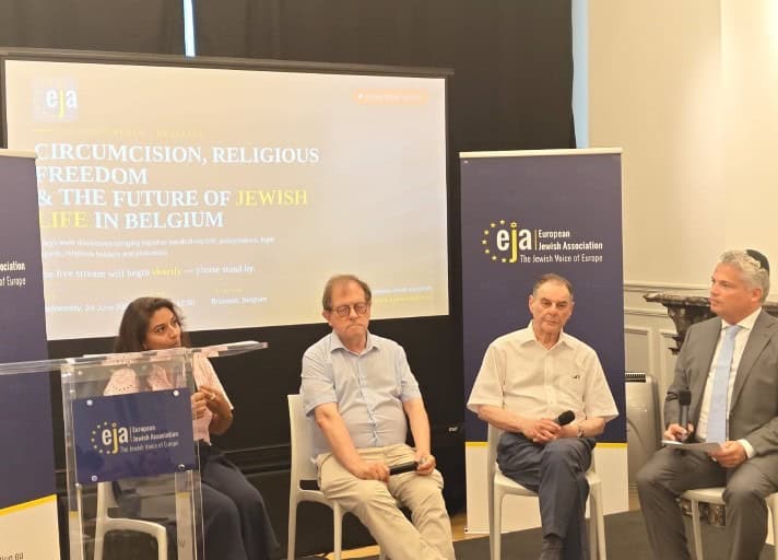 Paneldiscussie over religieuze vrijheid en recht in België.