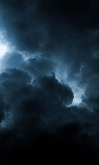Donkere onweerswolken boven West-Vlaanderen en Vlaams-Brabant.