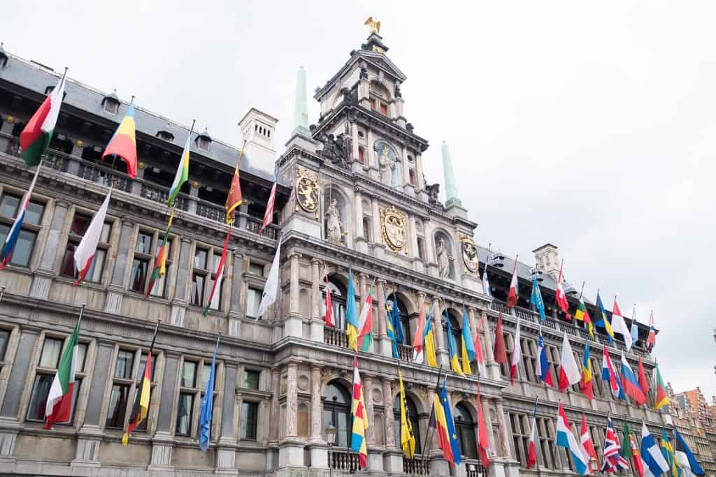 Antwerpse stadhuis met vlaggen van diverse landen.