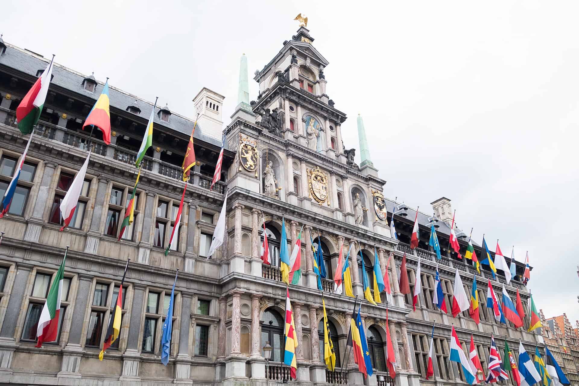 Antwerpse stadhuis met vlaggen van diverse landen.