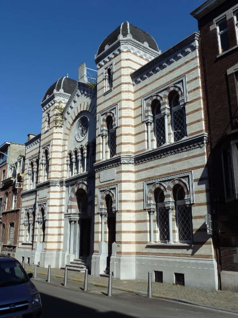 Historisch gebouw in Luik met opvallende architectuur en ronde torens.