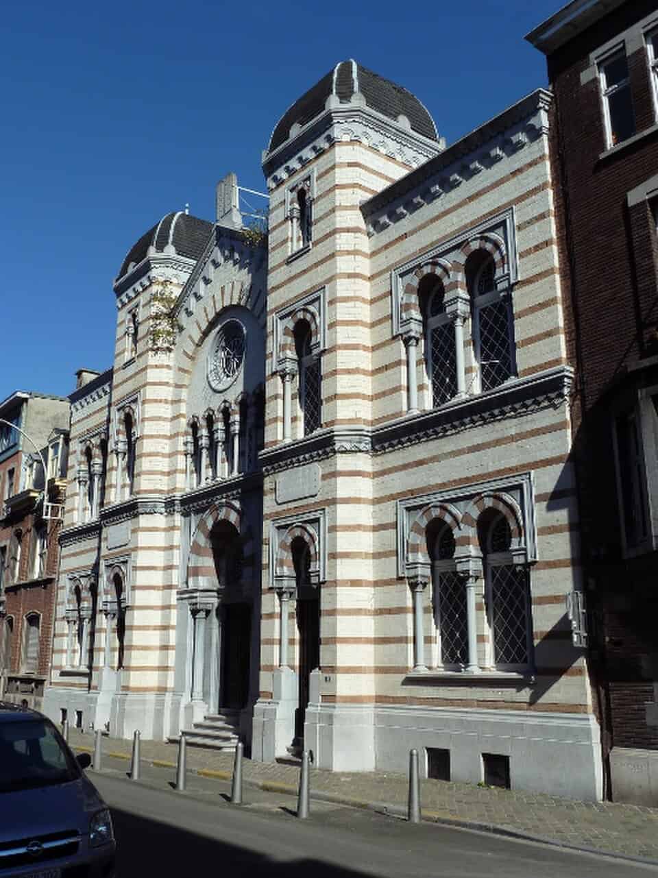 Historisch gebouw in Luik met opvallende architectuur en ronde torens.