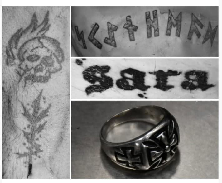 Tattoo en ring met symbolen en teksten, mogelijk mysterieus of symbolisch.