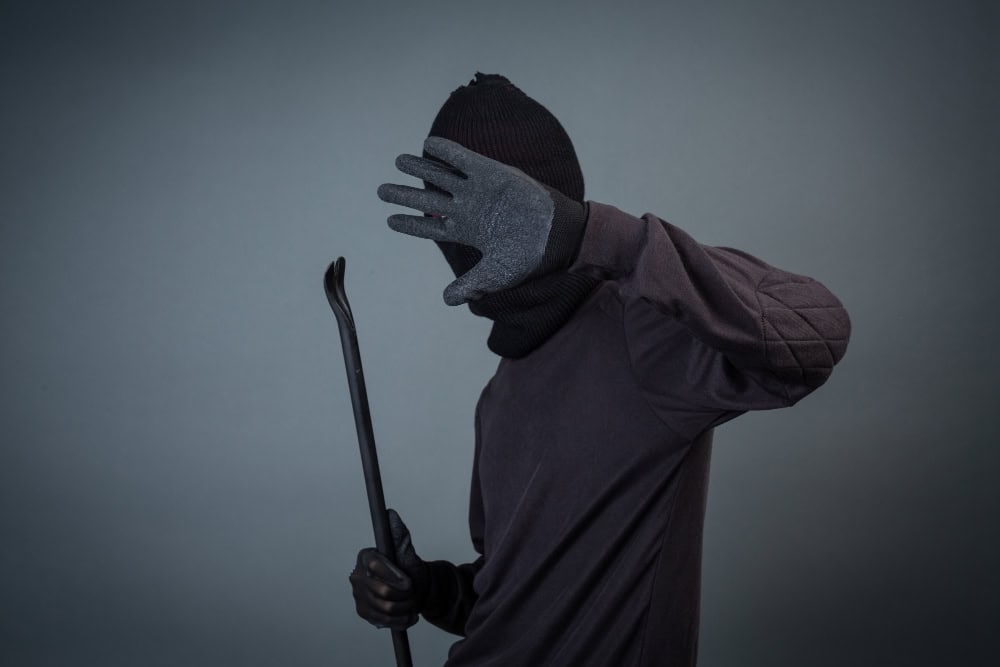 Man met schop betrapt aan achterdeur in Koksijde, twee verdachten aangehouden