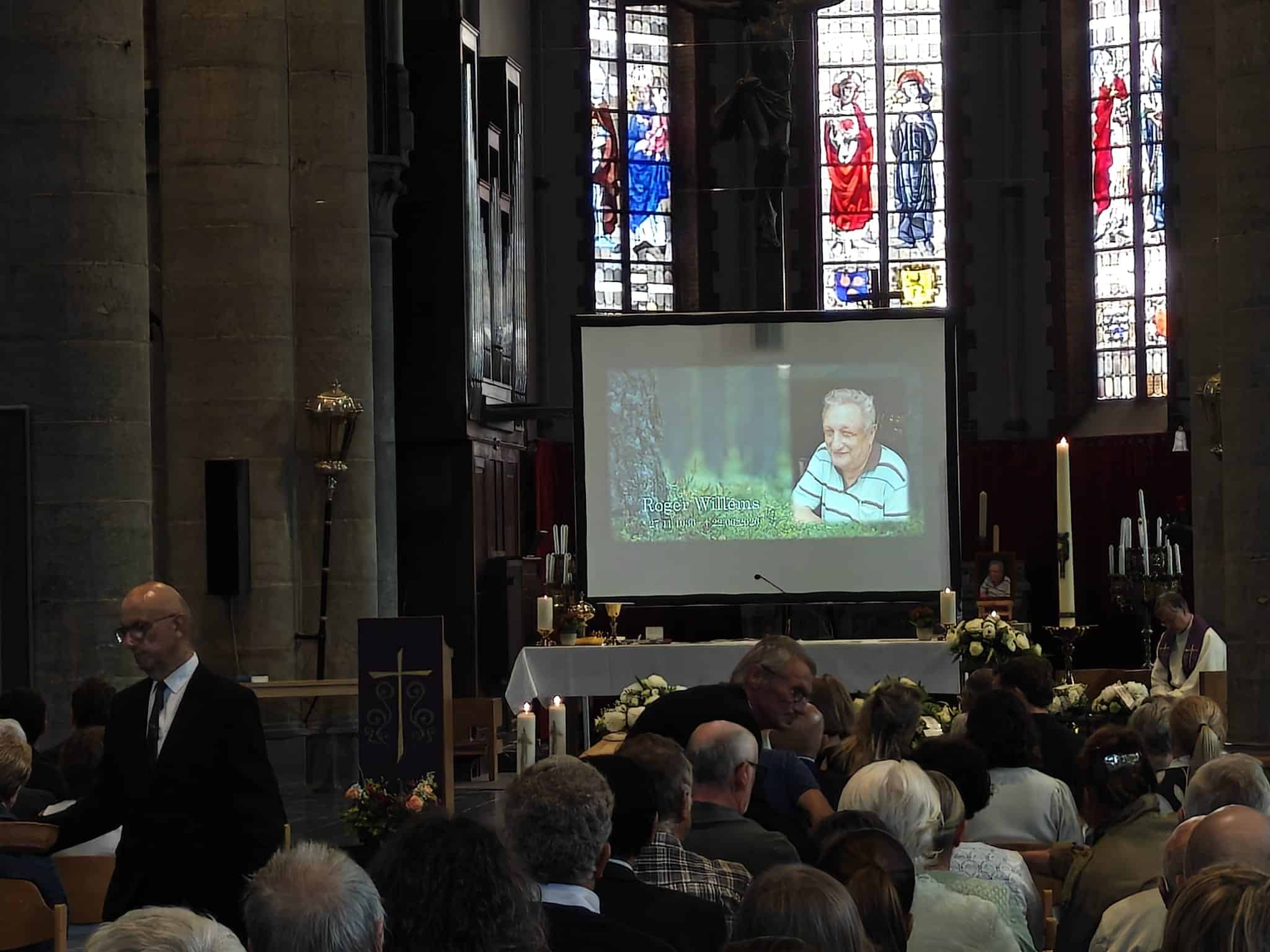 Herdenking in de kerk met een video van Roger Willems op het scherm.