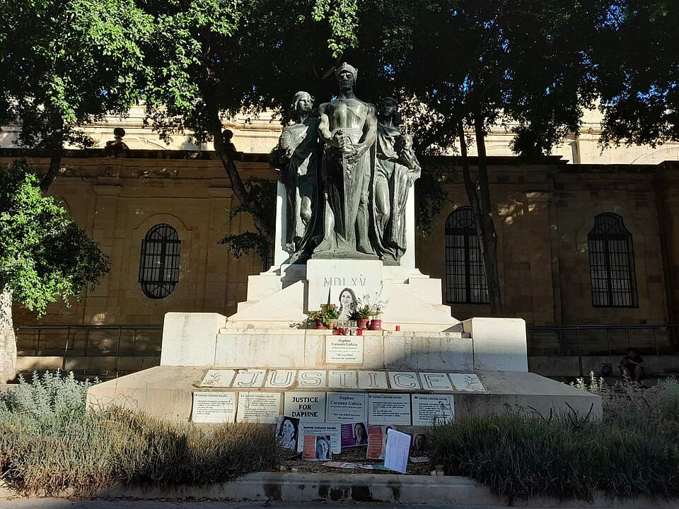 Standbeeld van Justice met drie figuren voor een overheidsgebouw in Malta.