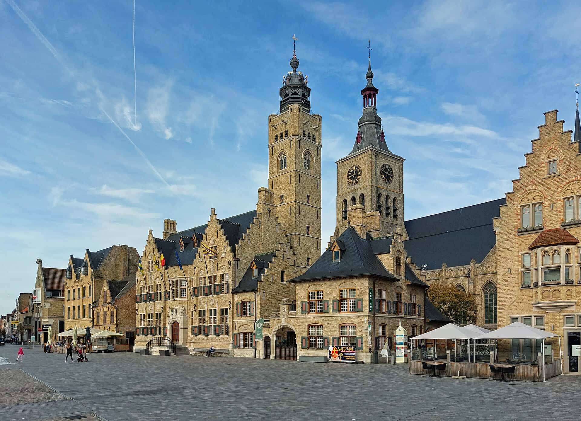 Historisch centrum van Diksmuide met middeleeuwse gebouwen en torens.