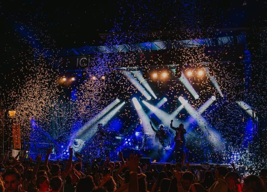 Optreden op festival met confetti en lichtshows in Ichtegem.