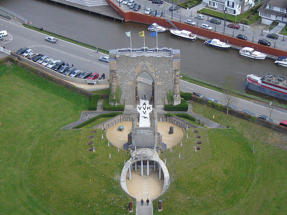 Historisch monument in Diksmuide met uitzicht vanaf boven.