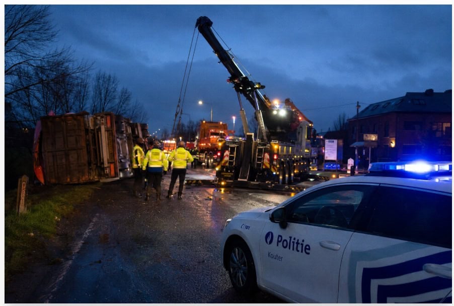 Vrachtwagen ligt op zijn zij na kanteling, politie en hulpdiensten ter plaatse.