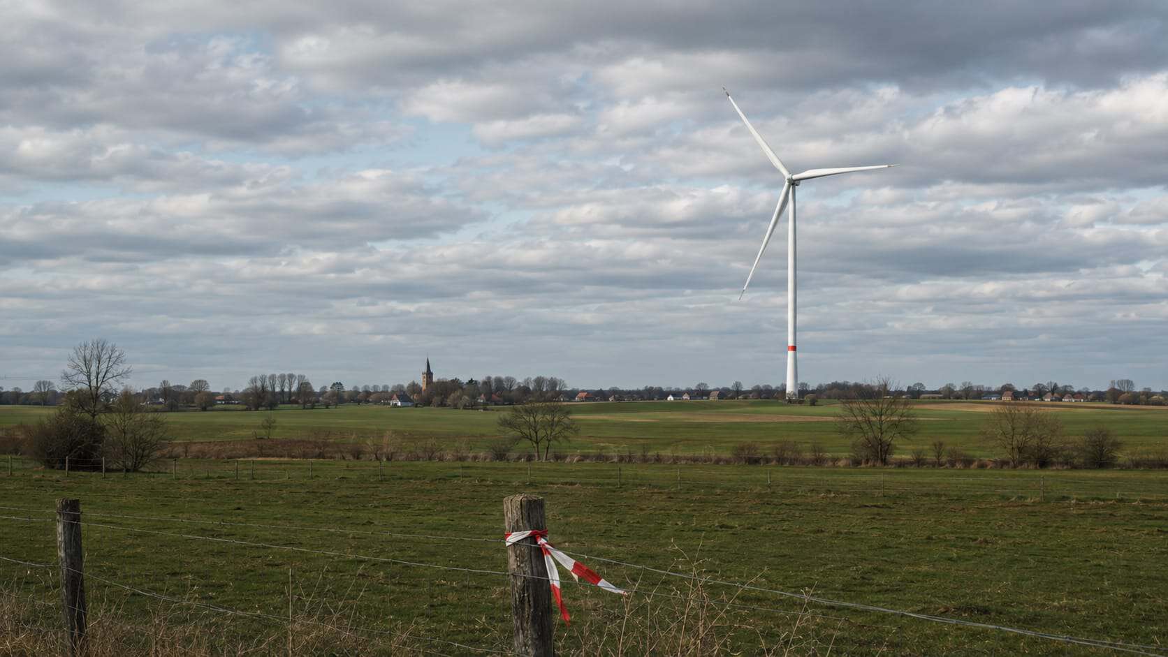 Windturbine van 220 meter hoog op een open landschap in Vlaanderen.