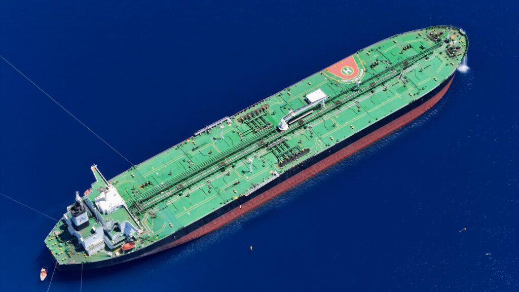 Amerikaanse aanvallen raken doelen diep in Iran terwijl schepen Straat van Hormuz opnieuw mijden