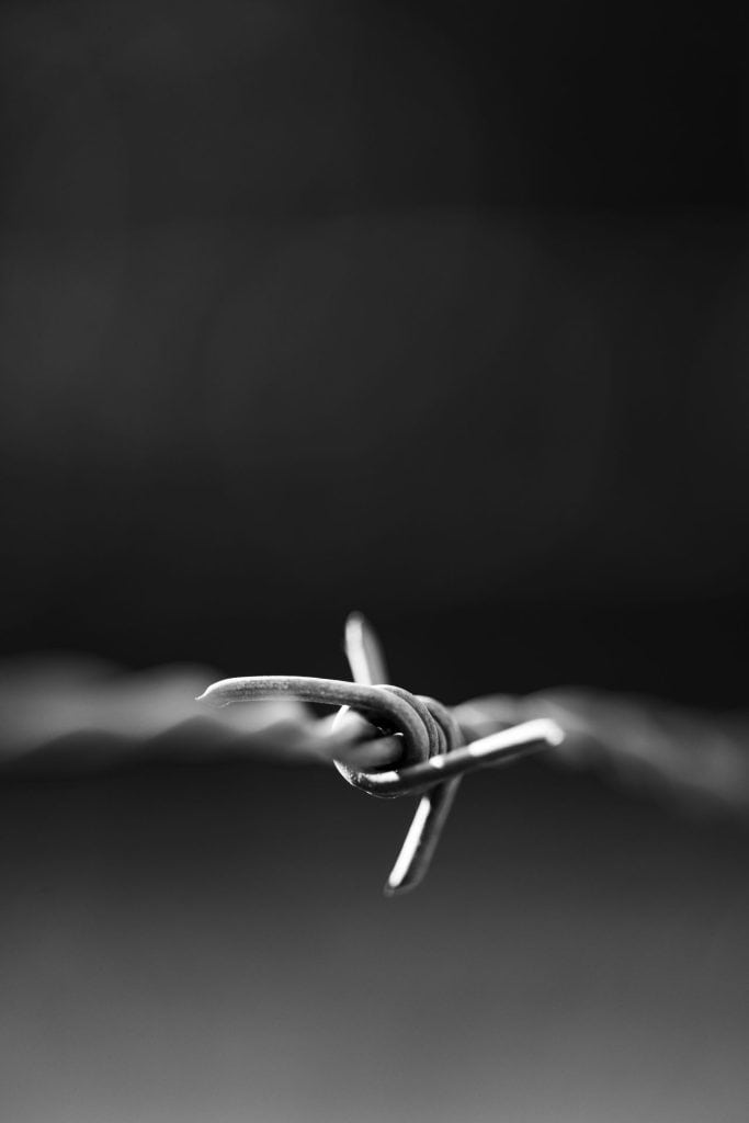 Close-up van een barstouw met doorntak in zwart-wit.