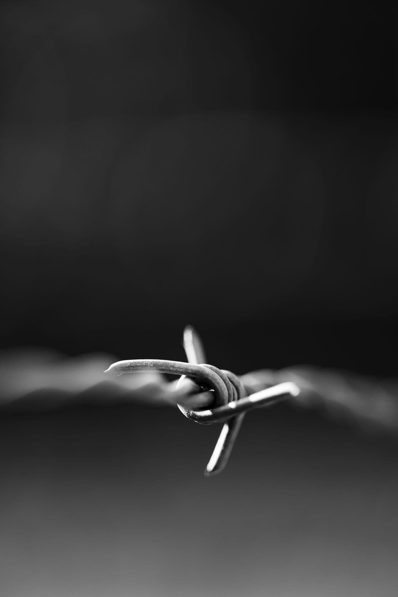 Close-up van een barstouw met doorntak in zwart-wit.
