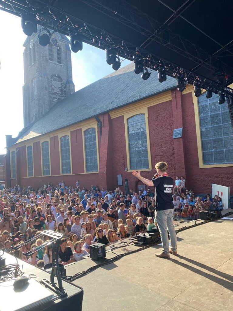 Brecht Warnez jaagt West-Vlaamse dossiers vooruit: “Fietsers, vrijwilligers, ondernemers en luchthavenpersoneel verdienen duidelijke antwoorden”