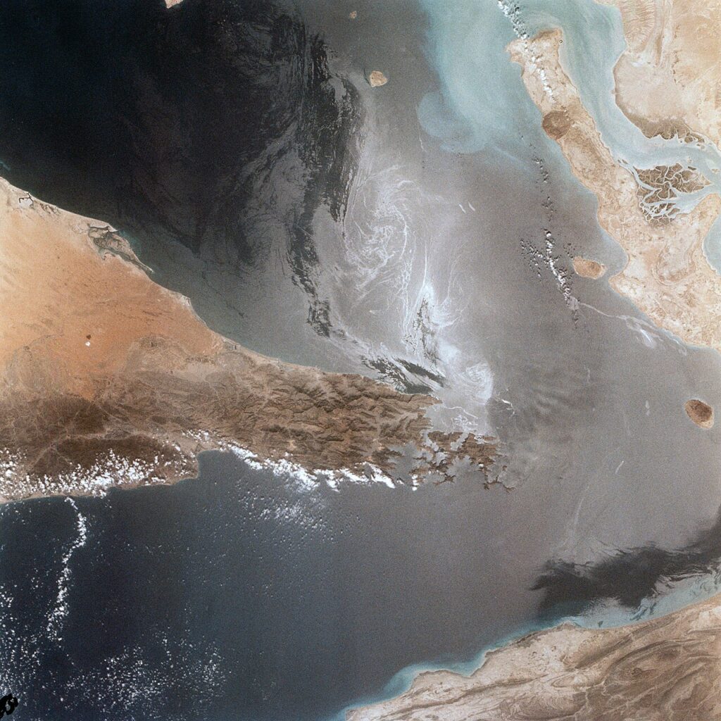 Iran beperkt aanvallen maar gebruikt Straat van Hormuz als drukmiddel tegen Verenigde Staten