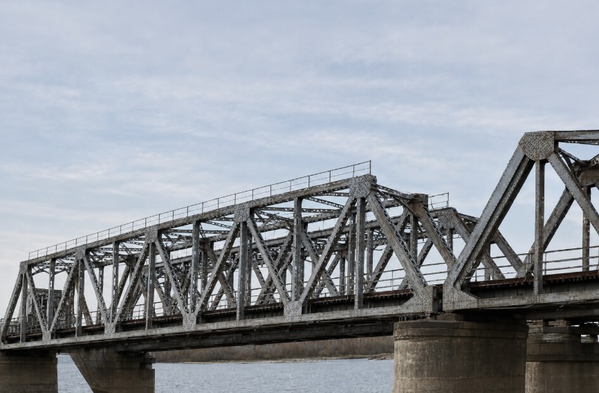 Oekraïne treft brug en raketsystemen in bezette gebieden
