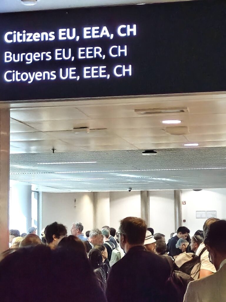 Welkom terug in Europa? EU-burgers komen aan in Zaventem en belanden in een mensenmassa onder het bord “EU”