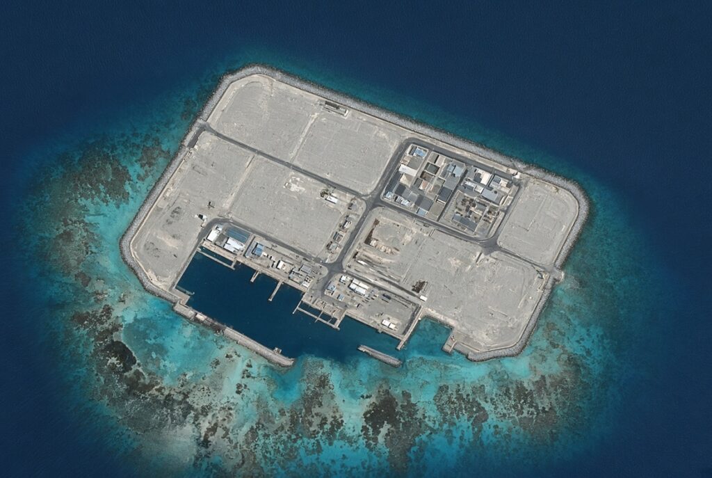 Satellietbeelden tonen groot Chinees kunstmatig eiland in Zuid-Chinese Zee