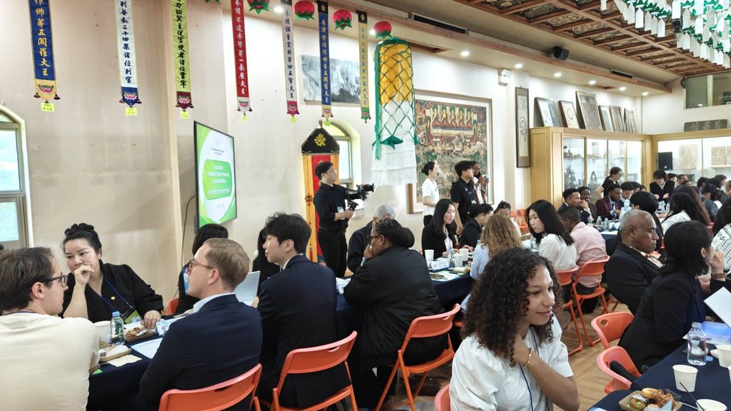 In Koreaanse Boedistische tempel leggen jongeren uit verschillende landen religie, identiteit en discriminatie op tafel