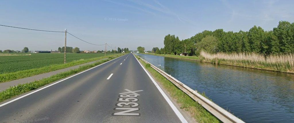 Auto moet worden getakeld na botsing tijdens keermanoeuvre in Gistel