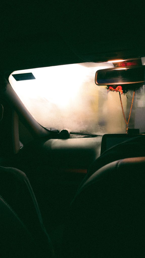 Een warme auto kan binnen tien minuten gevaarlijk worden: één blik op de achterbank kan een leven redden (Delen=Helpen)