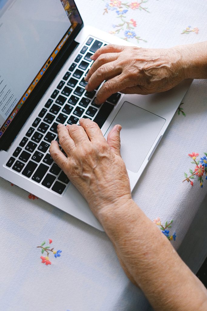 Vijftig organisaties vragen België om hulp ook zonder internet bereikbaar te houden