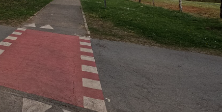 Bromfietser van 16 raakt gewond bij aanrijding met twee wagens in Jabbeke