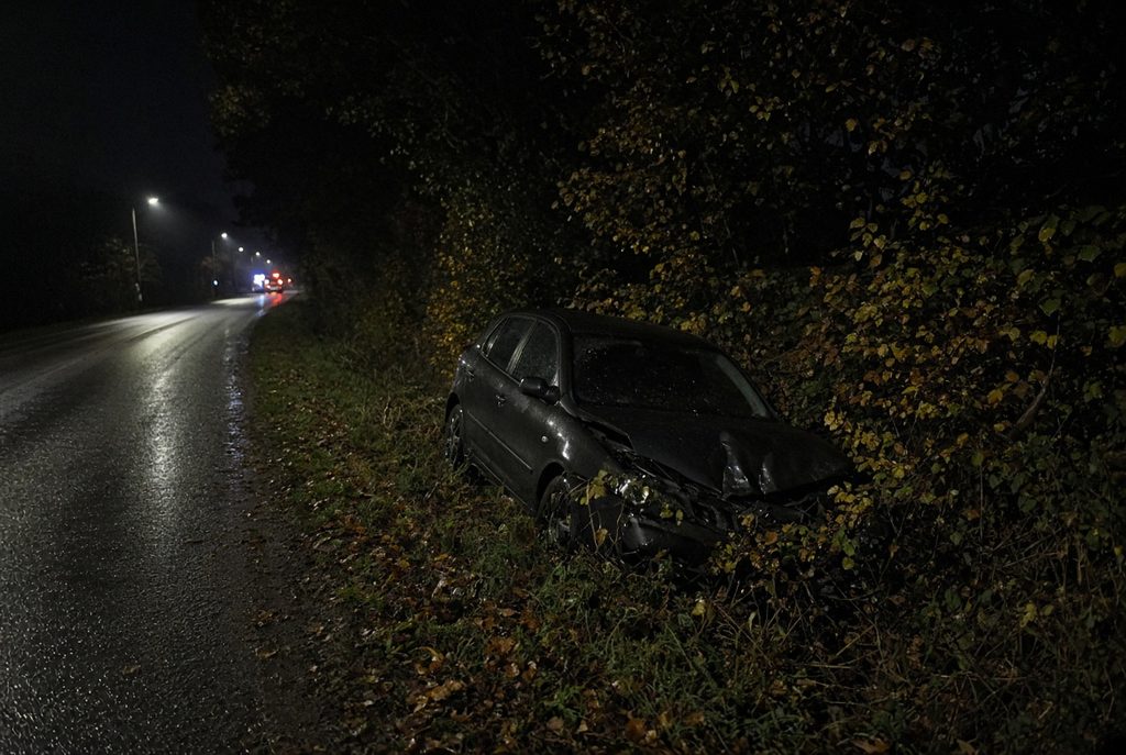 Bocht gaat mis in Torhout: auto van 19-jarige belandt in struiken