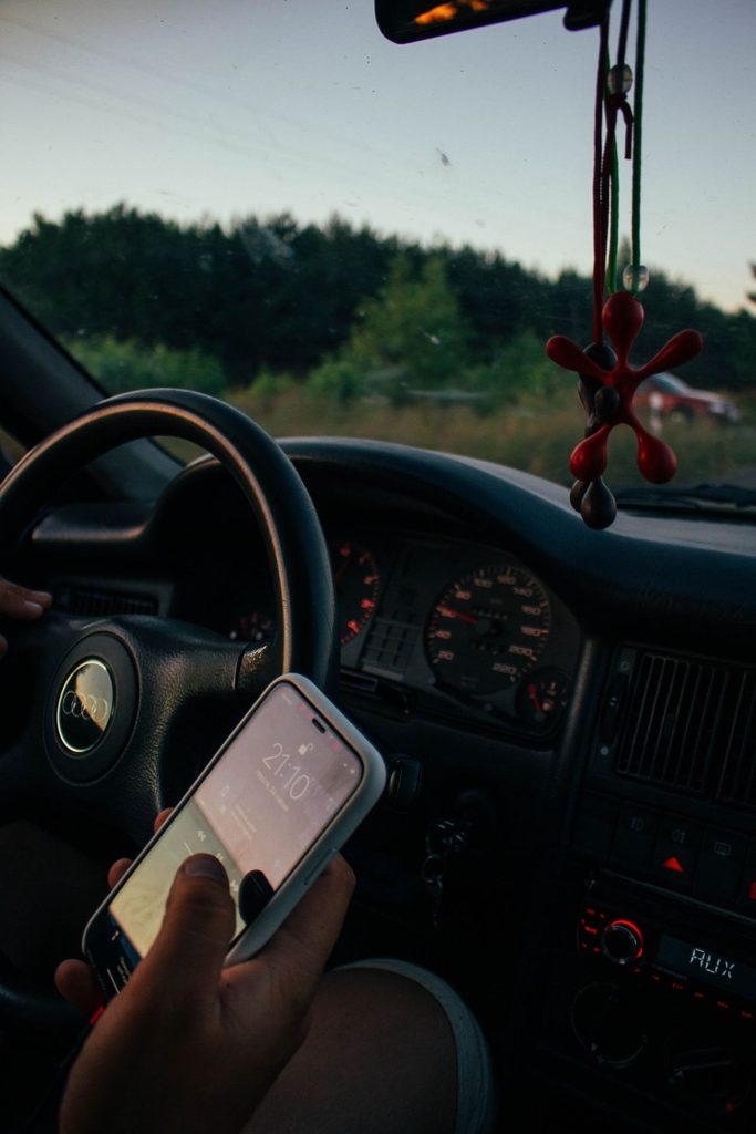 Gsm achter het stuur kost vijftien dagen rijbewijs in Gistel, ook wagen geïmmobiliseerd